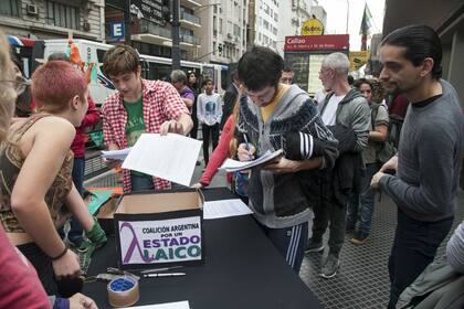 Según una investigación del Conicet, el 76% de los argentinos se define católico
