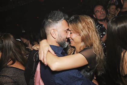Enamorados, Leo Montero y María Laura Tedesco bailaron muy acaramelados.