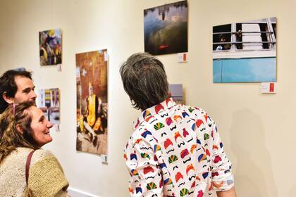 Matías recibió al público y conversó con todos sobre su trabajo fotográfico.