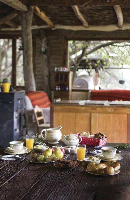 La mesa del desayuno en Las Jarillas, hostería que se detecta camino al cerro Champaquí.