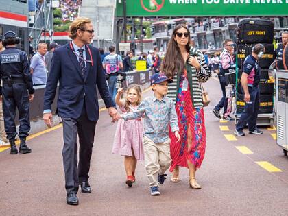 La pareja de Andrea y Tatiana era la viva imagen de la felicidad con sus hijos mayores. Ella, que es diseñadora de moda, fue fiel a su estilo bohemio con un vestido estampado de la firma Saloni