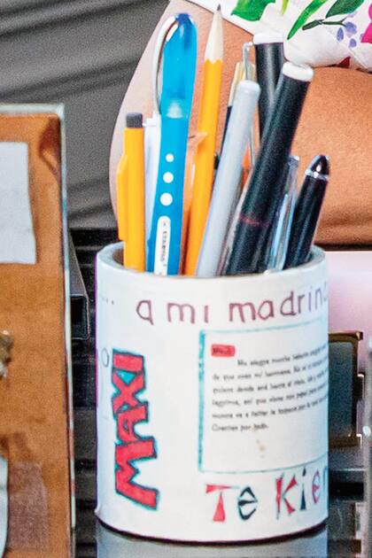 El portalápices es obsequio de una de sus ahijadas, seguramente argentina de la Reina (porque está escrito en español). Se lee “Maxi”, “a mi madrina” y “te kiero”