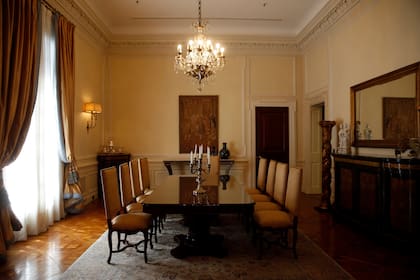 La sala de reuniones/comedor de la Suite Presidencial con mobiliario de época