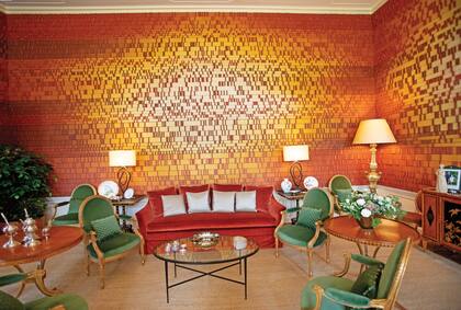 Un poco más de la intimidad de Huis Ten Bosch, con sillones tapizados en terciopelo.