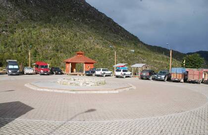 El nuevo estacionamiento, construido con motivo de la llegada de la Carretera Austral, generó un desplazamiento dentro de Tortel.