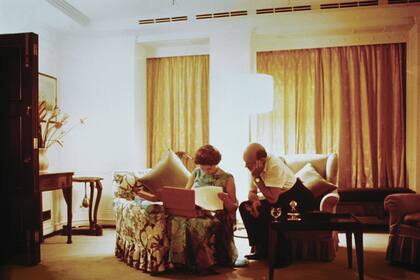 Su Majestad y su secretario privado, Sir Martin Charteris, revisando documentos en marzo de 1972.