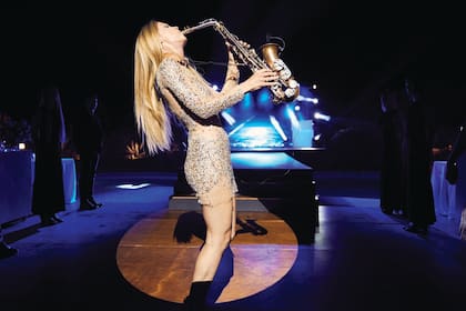 Anastasia McQueen, una sensual saxofonista, fue la estrella del show en vivo.
