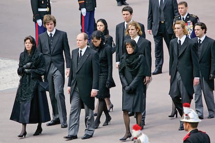La princesa Carolina, Ernst August Hannover, el príncipe Alberto, Charlotte Casiraghi, la princesa Estefanía, Andrea y Pierre Casiraghi, a su llegada a la Catedral para darle el último adiós al príncipe Raniero. 