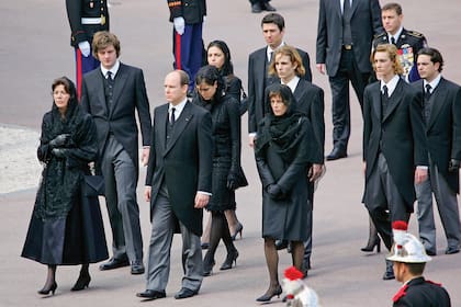 La princesa Carolina, Ernst August Hannover, el príncipe Alberto, Charlotte Casiraghi, la princesa Estefanía, Andrea y Pierre Casiraghi, a su llegada a la Catedral para darle el último adiós al príncipe Raniero.