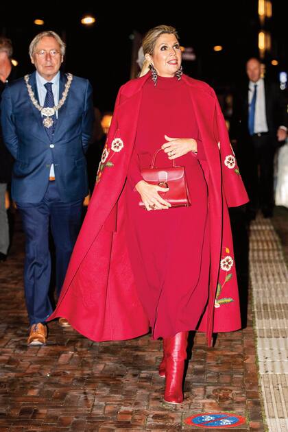 Máxima lució un vestido tejido con mangas largas y cuello polera de Massimo Dutti, que combinó con un abrigo al tono con flores bordadas de Oscar de la Renta.