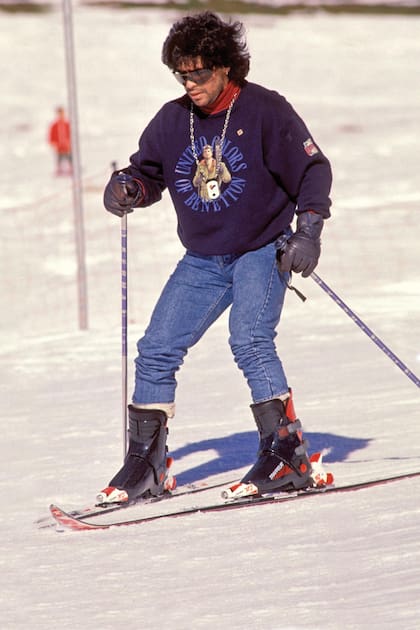 Las Leñas, 1989. Para su primera clase de esquí, Diego rechazó el traje de nieve. Salió a la pista con jeans, buzo negro de Benetton, guantes, anteojos de sol y una cadena al cuello con la tarjeta electrónica del Hotel Piscis.