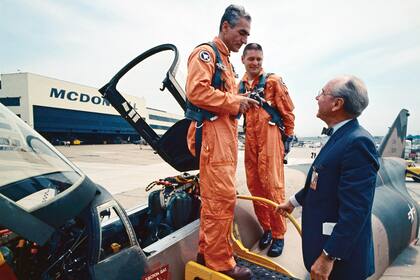 El sha, que a principios de los años 70 era uno de los hombres más ricos del mundo, viajó a St. Louis para comprar un avión F-4 Phantom y, durante la operación, se animó a copilotear uno de los modelos de combate construido por la compañía McDonnell Douglas
