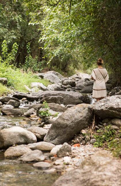 Las aguas del arroyo de San Javier bajan del cerro Champaquí y dividen este pueblo del vecino Yacanto.