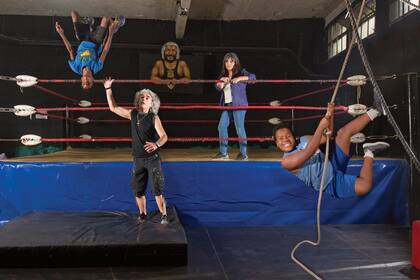 Kenny y Khalu en plena práctica, bajo la supervisión de Sergio Ventrone –a quien los chicos llaman Tío Billy– que es el mismo entrenador de los luchadores de Titanes en el Ring