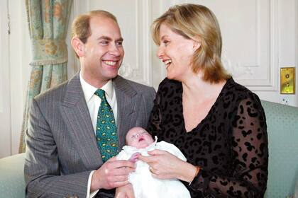  9 de enero de 2004. Los condes de Wessex junto a primera hija, lady Luisa Windsor, fotografiados por el príncipe Andrés, hermano de Eduardo.