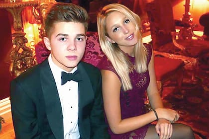 La hermana mayor de Achileas es Olympia de Grecia, líder de las BBB (beautiful blue blooded o "bellezas de sangre azul", en castellano), un selecto grupo integrado por Kitty Spencer, la sobrina de Lady Di, y Amelia Windsor, prima de los príncipes de Gales.