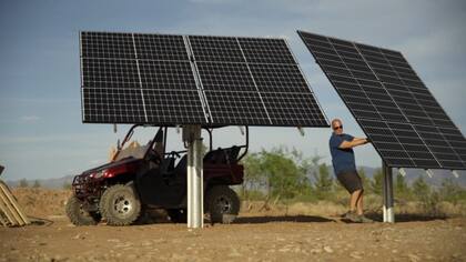 La pareja Adcock vive a las afueras de Arizona, sin acceso a la red, con paneles solares para obtener energía y un pozo del que sacan agua