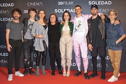 Vera Spinetta contó con la compañía de gran parte de su familia. De izquierda a derecha: Nahuel Mutti (su cuñado), Ángelo Mutti Spinetta (su sobrino), Catarina Spinetta de Mutti, Patricia Salazar, (su madre), Francisco Weschler (su novio), Dante Spinetta y Benicio Mutti Spinetta.