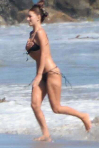 Lejos de la mirada curiosa de otros bañistas, el galán y sus beauties eligieron una playa “desolada” para darse un chapuzón