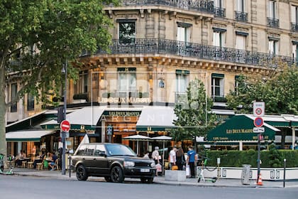 La clásica brasserie parisina, emblemática de la Rive Gauche, en el barrio Saint-Germain-des-Prés.