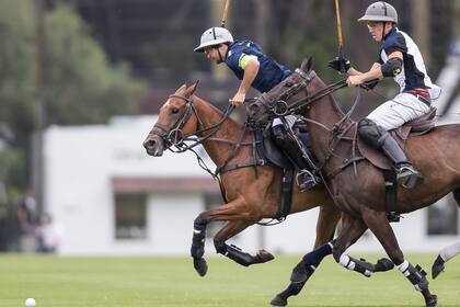Diego Cavanagh, de La Dolfina Polo Ranch, lleva en el brazo izquierdo el accesorio que usó su amigo Radamel Falcao García, el capitán de Monaco, en un reciente encuentro de la Liga de Campeones de fútbol.