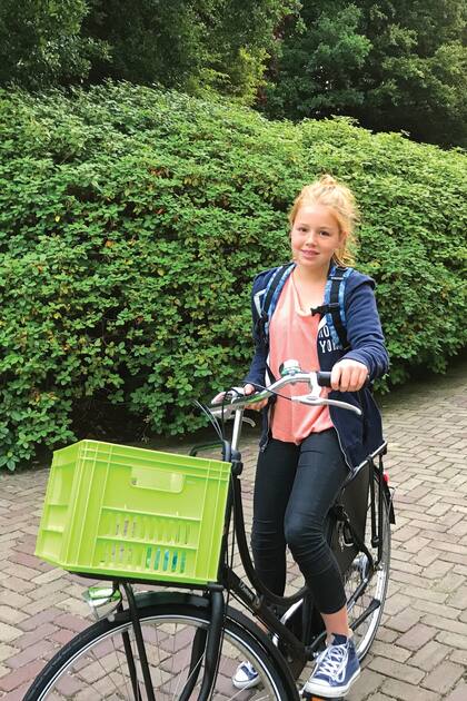 Al igual que su hermana Amalia, cursa la secundaria en el Instituto Sorghvliet de La Haya, al que llega pedaleando como la gran mayoría de sus alumnos