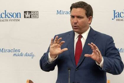 El gobernador de Florida se ha negado a tomar medidas estrictas para cerrar otra vez la economía del estado.