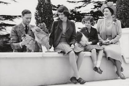 El rey Jorge VI y la reina Elizabeth junto con sus hijas, las princesas Isabel y Margarita, en el castillo de Balmoral en 1940