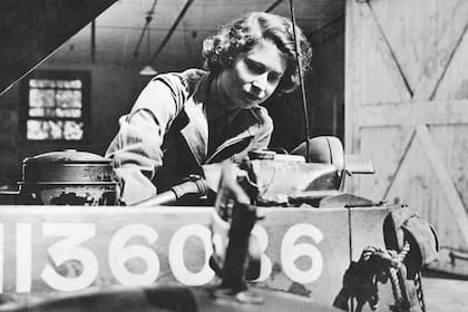15. Se formó como conductora y mecánica durante la Segunda Guerra Mundial, cuando estuvo en el Servicio Territorial Auxiliar de Mujeres.