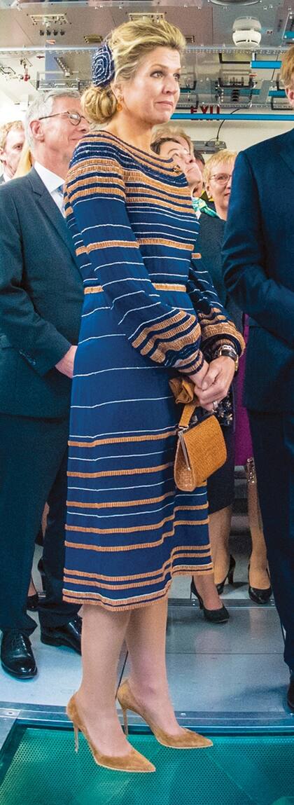 Este look lo había estrenado en 2017 para celebrar el Día del Rey y lo rescató un año después en una visita a China. En esta oportunidad, lo complementó con sobre de rafia de Natan y stilettos de antílope Gianvito Rossi.