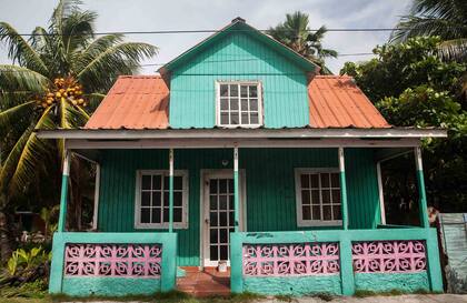 La isla conserva algunas casas tradicionales de madera, pintadas en colores vivos.