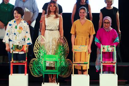 Las primeras damas subieron al escenario del auditorio para dejar su firma en las sillas escolares intervenidas por artistas argentinos.