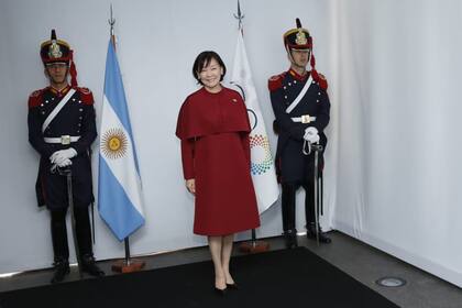 Siempre elegante, Akie Abe desfiló un vestido con escote cerrado y capa incorporada. El largo a la rodilla y stilettos, los zapatos elegidos por la mayoría de las mujeres G20.
