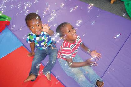 2010. Los hermanos durante una fiesta de la primavera en el primer jardín al que fueron en Argentina, Gymboree de Pilar.