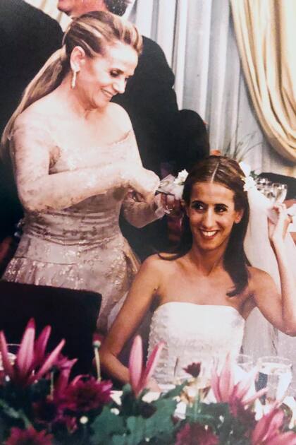 En 2001, cortándole el tul a Soledad en su boda con Federico Cinque.