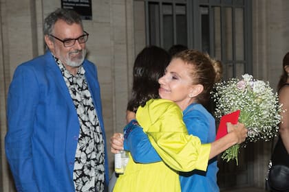 La emoción de madre e hija se manifiesta en un abrazo de Marina y Victoria Durand Cordero, que no se separó de su frasco de alcohol en gel. Detrás se lo ve a Benito que sonríe de felicidad.