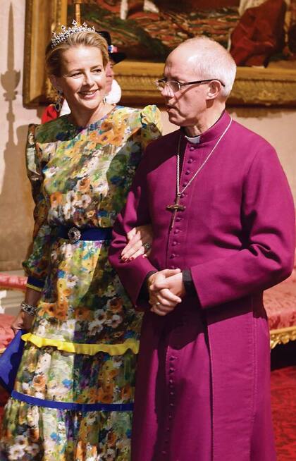 El arzobispo de Canterbury caminó junto a Mabel de Holanda, viuda del príncipe Friso, que reside en Londres.