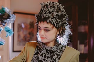 Hace sombreros artesanales, trabajó en el Colón y vistió a Beyoncé