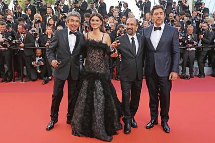 Ricardo junto a Penélope Cruz, Asghar Farhadi y Javier Bardem durante la presentación de "Todos lo saben", que este año abrió la 71a edición del Festival Internacional de Cine de Cannes y que en Argentina se estrena este jueves.