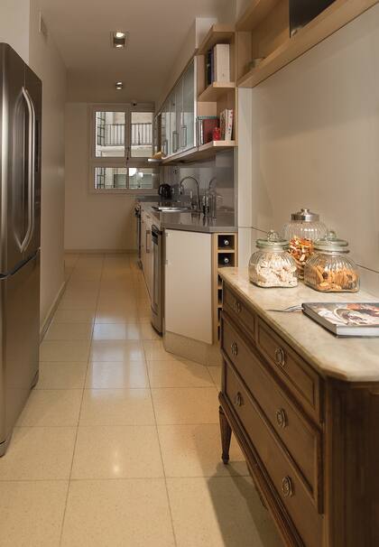 La cocina, alargada, desemboca en un desayunador donde da la bienvenida un afiche original de una exposición de Van Gogh en Ámsterdam.