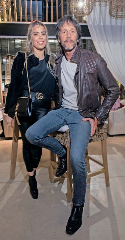 Eduardo venía de una relación fugaz con Manuela “Pepa” Fernández, dueña de una marca de jugos. Y Flor lo conquistó: es cantante y vive en City Bell con su hija que se llama Paloma.