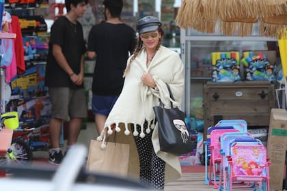 Karina Jelinek hizo frente al mal tiempo en la costa uruguaya con una jornada de compras