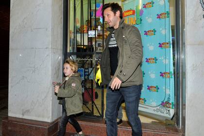 Benjamín Vicuña acompañó a la hija de su mujer en este especial momento