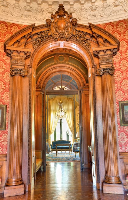 La sala de música es de estilo Luis XV. Los motivos chinescos –que completan el salón– se usaron en la decoración de palacios y castillos franceses de mediados del siglo XVIII.