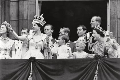 La primera aparición “oficial” de la princesa Ana fue el 2 de junio de 1953. Con tan sólo 2 años, acompañó a Isabel II en el balcón de Buckingham luego de su coronación