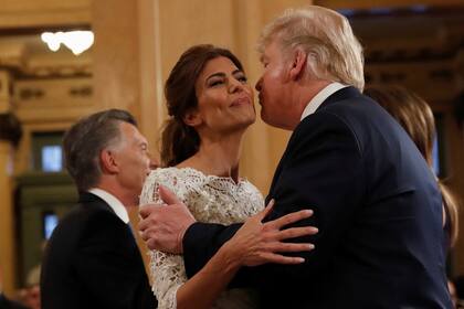 El afectuoso saludo entre la primera dama argentina y el presidente de Estados Unidos.