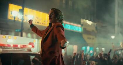 Fragmento de la película Joker donde el protagonista baila sobre un patrullero