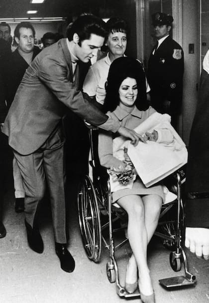 Elvis y Priscilla junto a la pequeña Lisa Marie, al momento de abandonar la clínica en la que la heredera había nacido