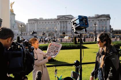 La decisión de Harry y Meghan sorprendió a la prensa británica (e internacional), que enseguida se instaló a las puertas de Buckingham, y el lunes, en Sandringham, donde se llevó a cabo la “cumbre” de los Windsor.
