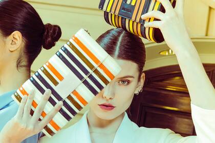 Sobres de cuero (Mishka, $11.280 y $5.660)